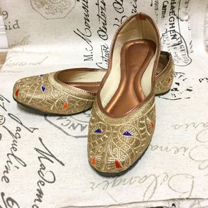 Beautiful embroidered slipper / flats